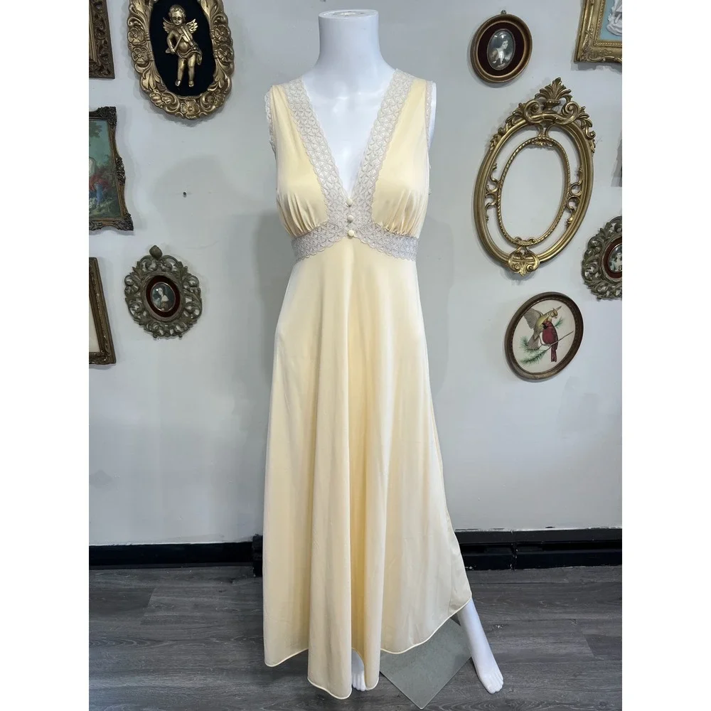 Vintage Vanity Fair Pale Yellow Lace Nylon Maxi Nightgown Slip Dress Size 34